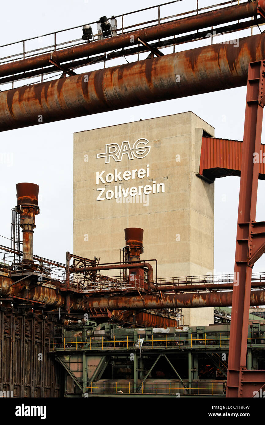 Ancienne cokerie, RAG logo et lettrage, complexe industriel de la mine de charbon de Zollverein, Essen-Stoppenberg, Ruhr Banque D'Images Ancienne cokerie, RAG logo et lettrage, complexe industriel de la mine de charbon de Zollverein, Essen-Stoppenberg, Ruhr Banque D'Images