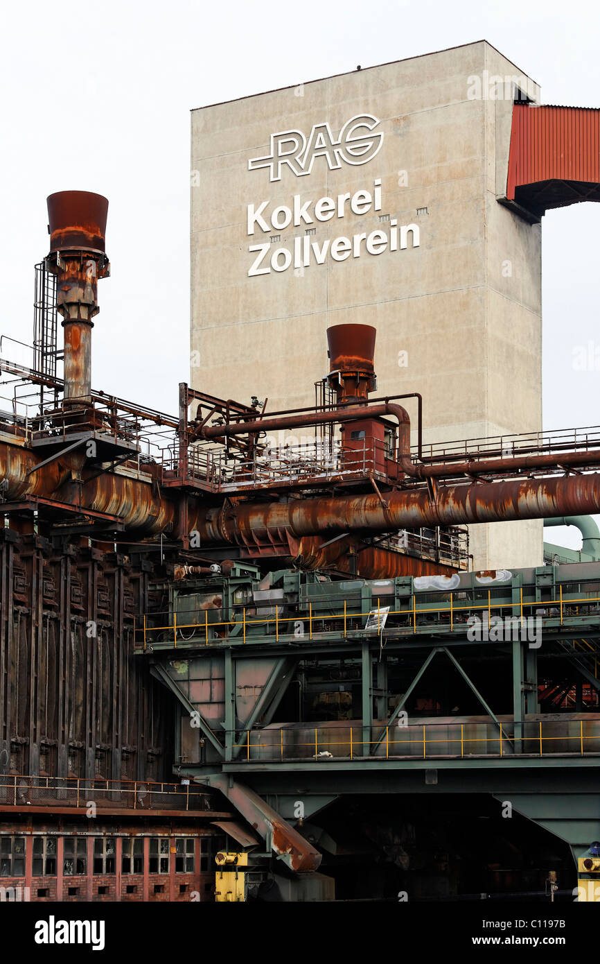 Ancienne cokerie, RAG logo et lettrage, complexe industriel de la mine de charbon de Zollverein, Essen-Stoppenberg, Ruhr Banque D'Images Ancienne cokerie, RAG logo et lettrage, complexe industriel de la mine de charbon de Zollverein, Essen-Stoppenberg, Ruhr Banque D'Images