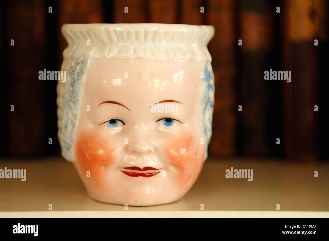 Ancienne cafetière avec un visage de femme, vers 1900, près de Nuremberg Roethenbach, Middle Franconia, Bavaria, Germany, Europe Banque D'Images