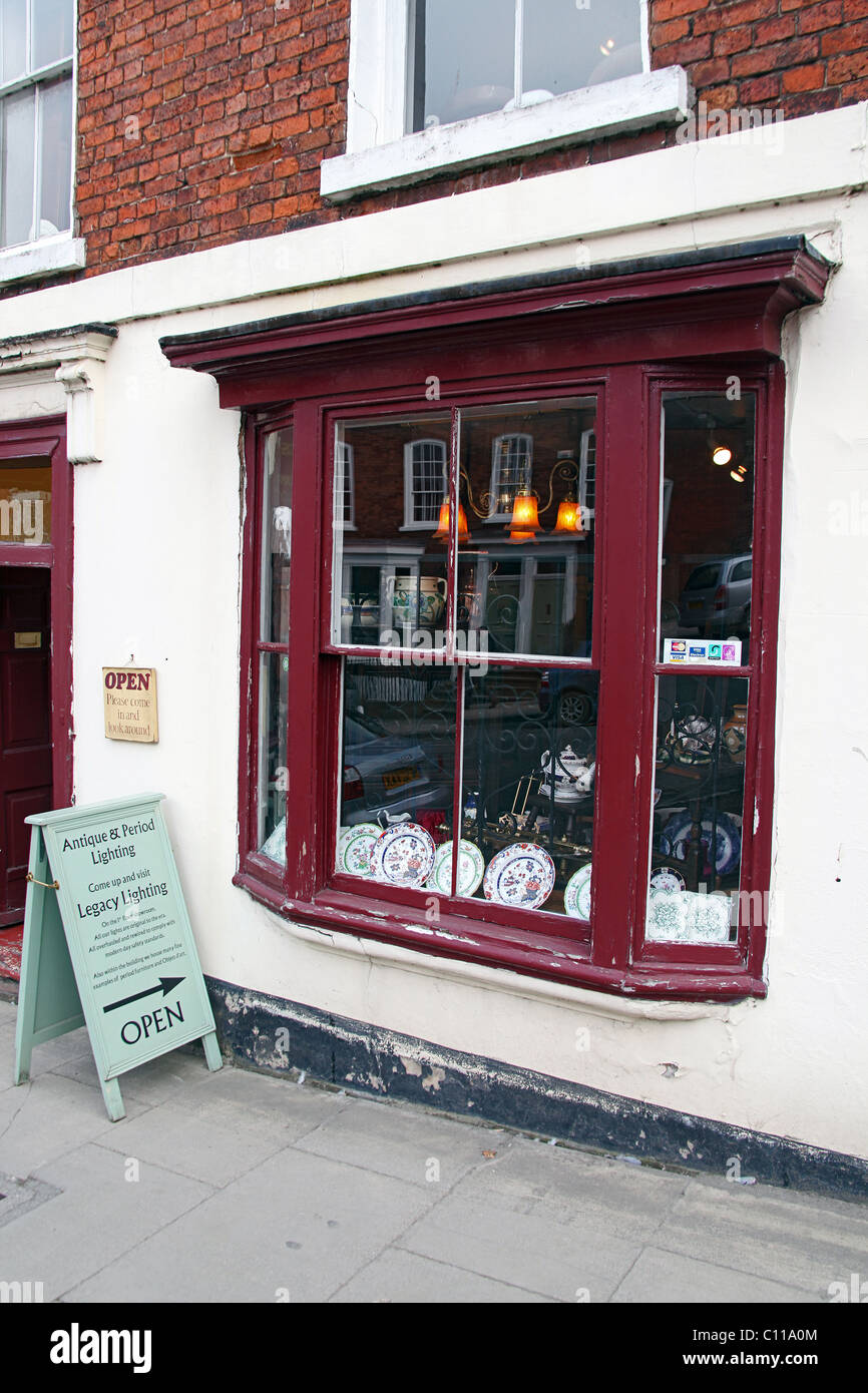 Antique Shop window in Corve Street, Ludlow, Shropshire, England, UK Banque D'Images