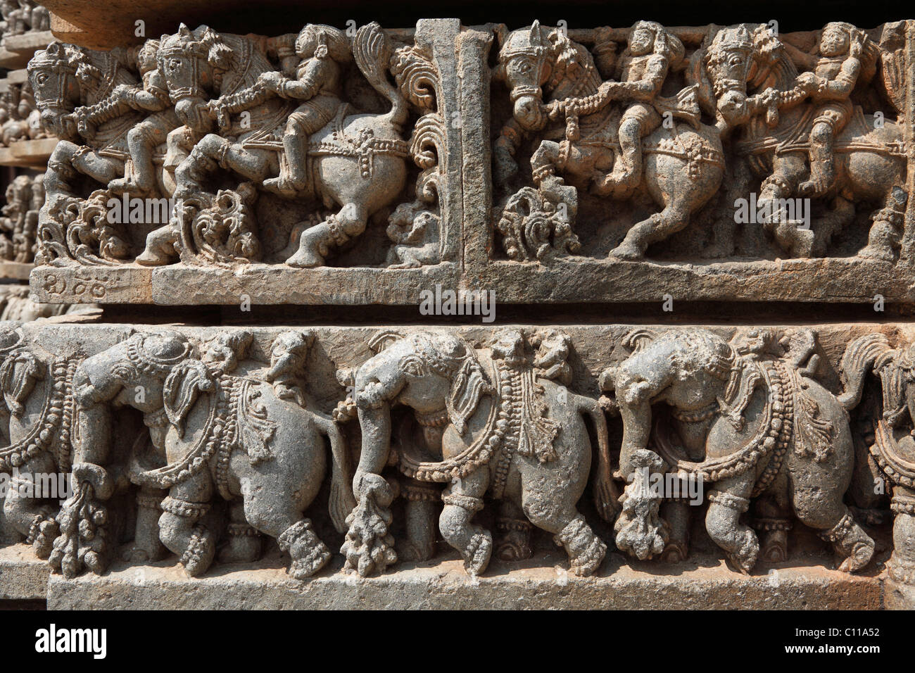 Cavaliers sur des chevaux et des éléphants, des rangées de figurines sur le mur de Kesava Temple, Temple Keshava, style Hoysala, Somnathpur Banque D'Images