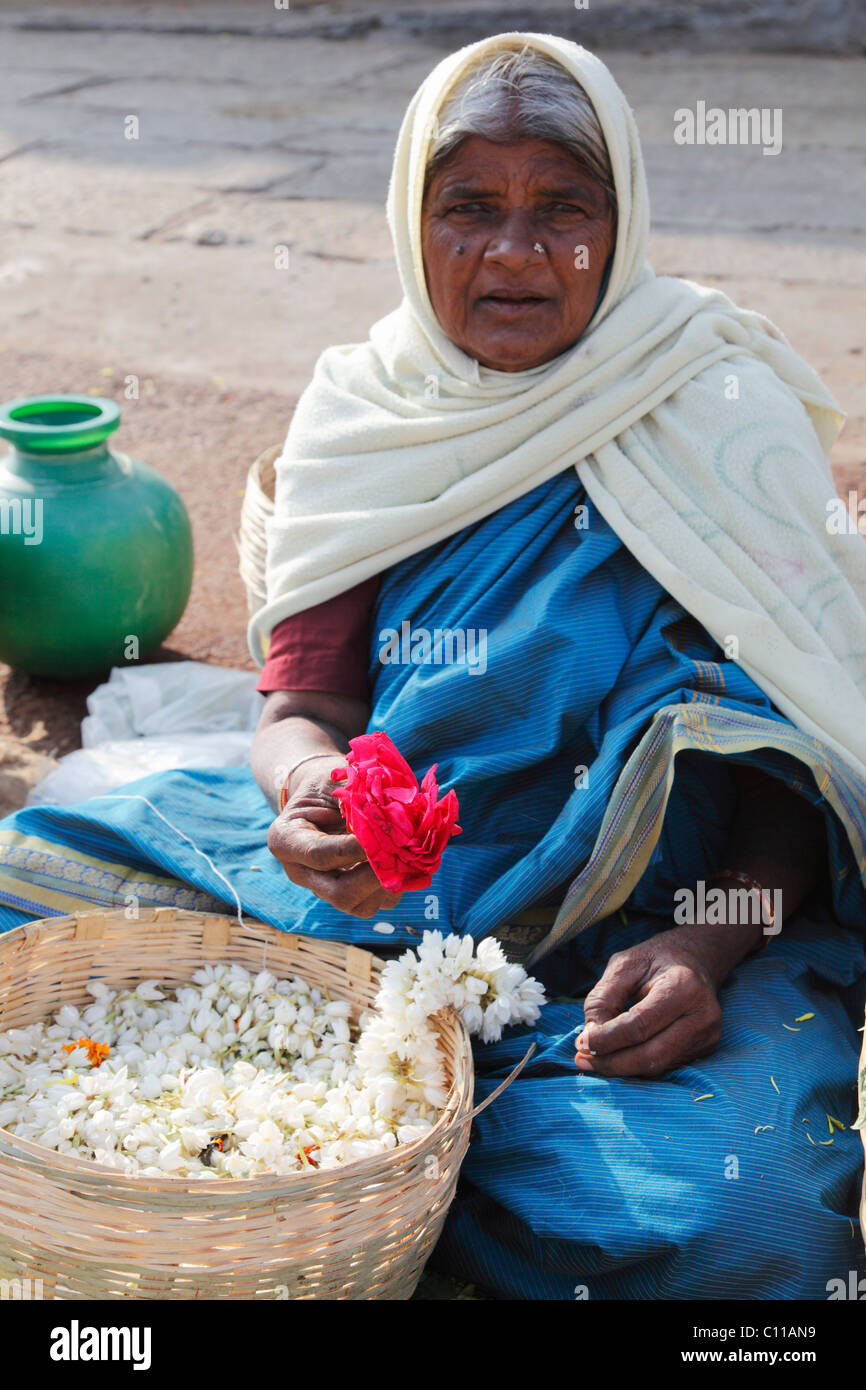 Marchande de fleurs avec une fleur rose dans sa main, Chamundi Hill, Mysore, Karnataka, Inde du Sud, Inde, Asie du Sud, Asie Banque D'Images