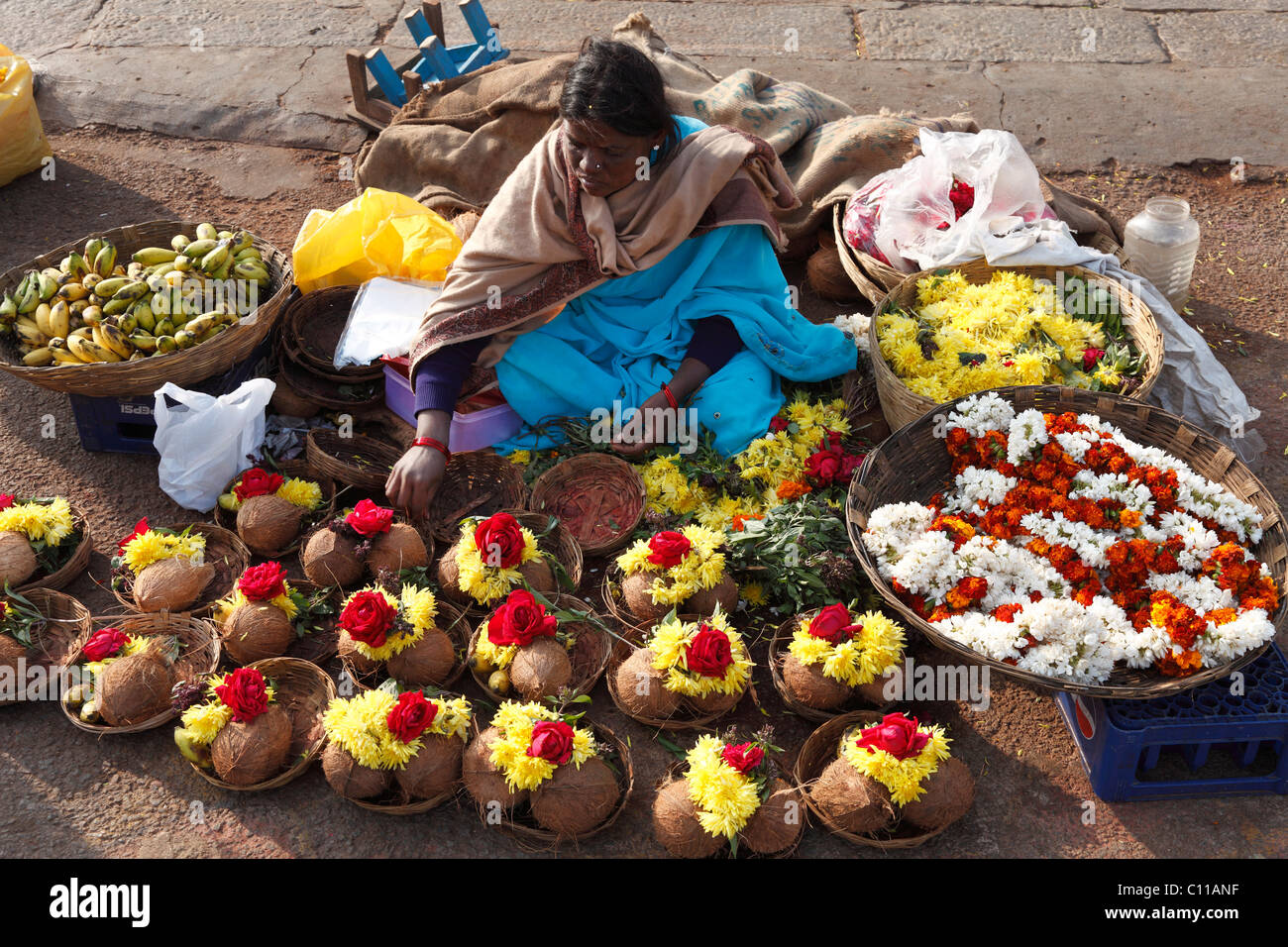 Vente fleuriste bouquets de cocotiers comme offrandes, Chamundi Hill, Mysore, Karnataka, Inde du Sud, Inde, Asie du Sud, Asie Banque D'Images