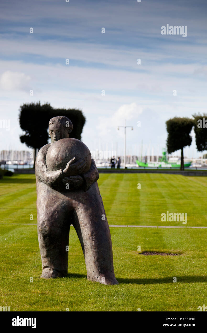 "L'homme et ball' sculpture par Giles Penny, en face de l'immeuble, Vulcan, PORTSMOUTH GUNWHARF QUAYS. Banque D'Images