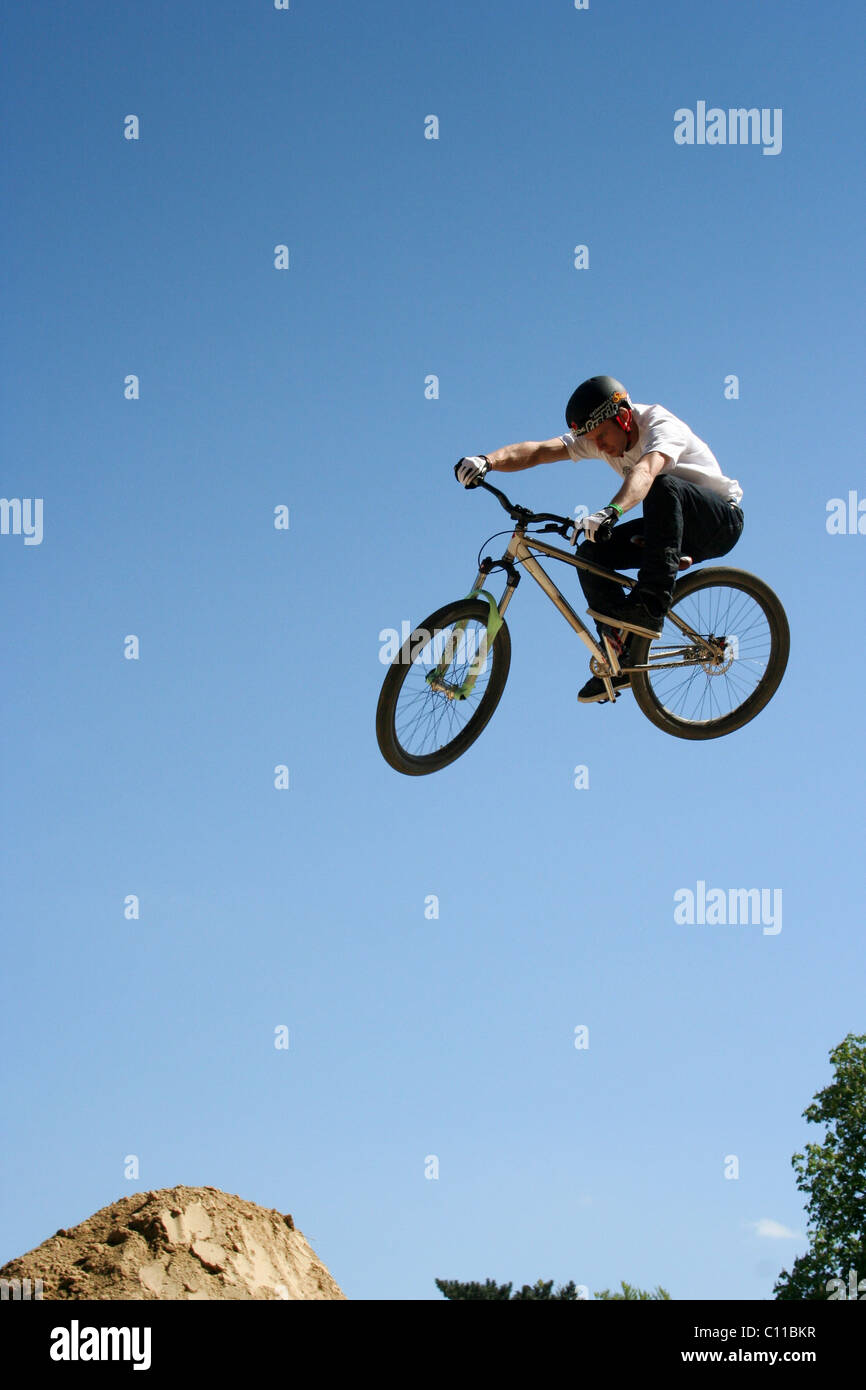 Du vélo de montagne en compétition dans l'air King Vienne concours dirt jump Banque D'Images