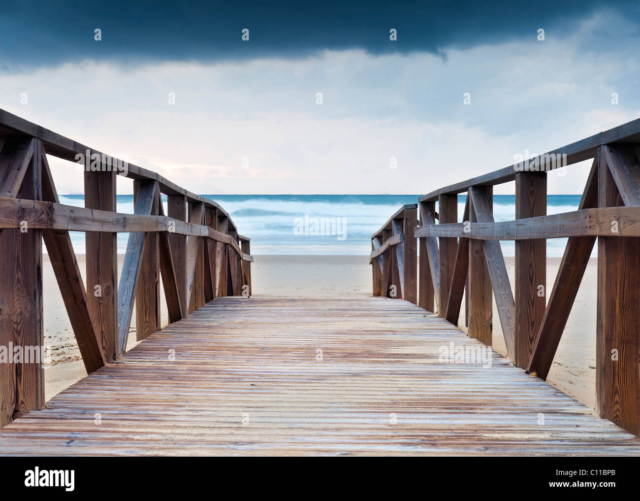 Un chemin en bois menant à la plage. Tarifa, Costa de la Luz, Cadix, Andalousie, espagne. Banque D'Images