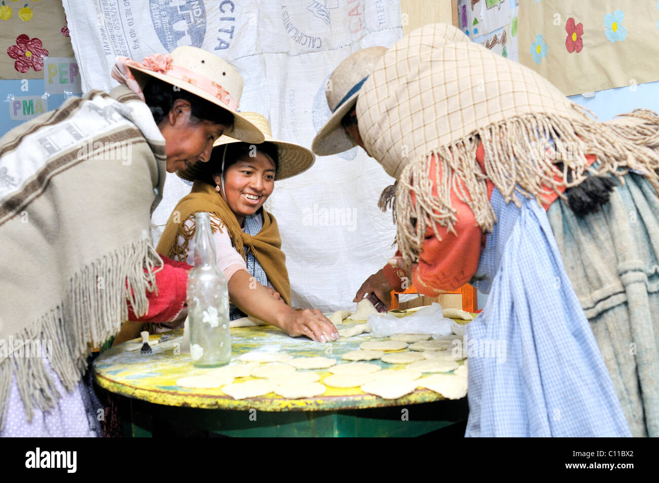 Les femmes en costume traditionnel de la préparation des boulettes frites Quechua, Altiplano Bolivien highlands, Oruro, Bolivie Banque D'Images