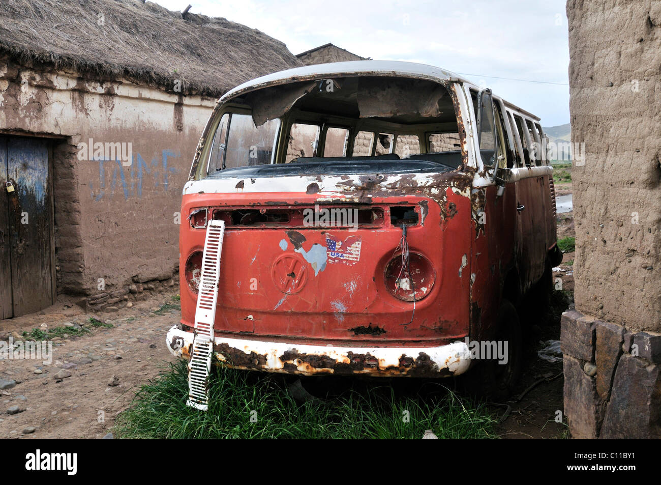 Vieux bus Volkswagen rouge, voiture de rebut, Altiplano Bolivien highlands, Oruro, Bolivie, Amérique du Sud Banque D'Images