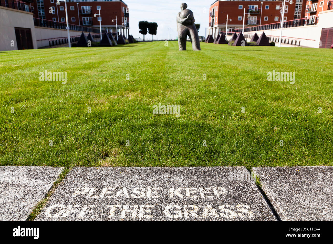 'Ne pas marcher sur la pelouse (peint sur l'arrêt de "l'homme et avec la sculpture de ballon par Giles Penny, GUNWHARF QUAYS, Portsmouth. Banque D'Images