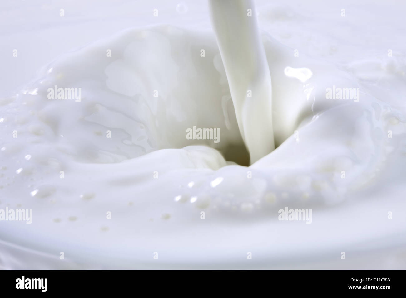 Le lait frais est versé dans un verre Banque D'Images