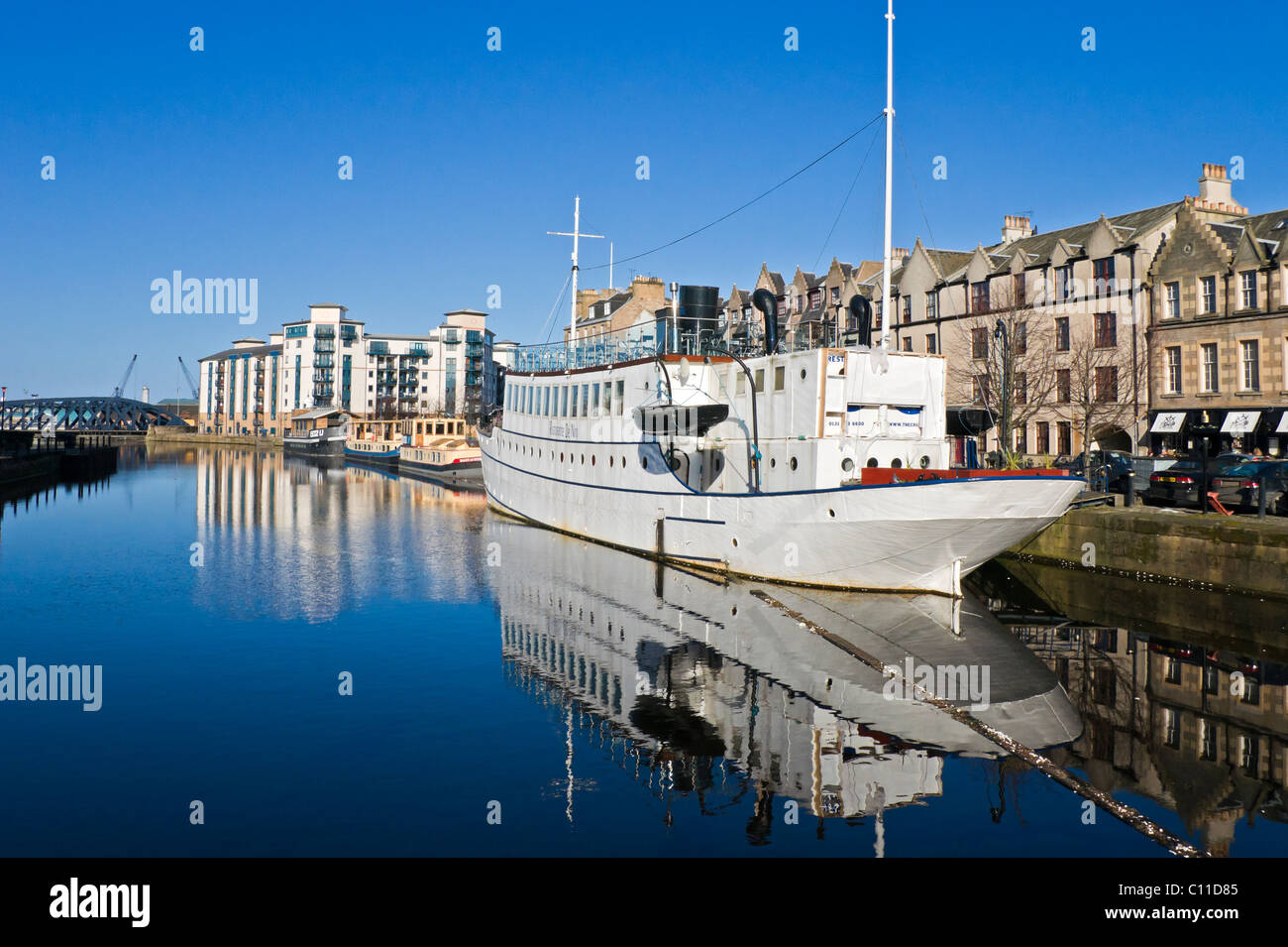 Ristorante de Niro navire (La Cruz) amarré à la rive dans Queens Dock Leith Harbour Edimbourg en Ecosse Banque D'Images