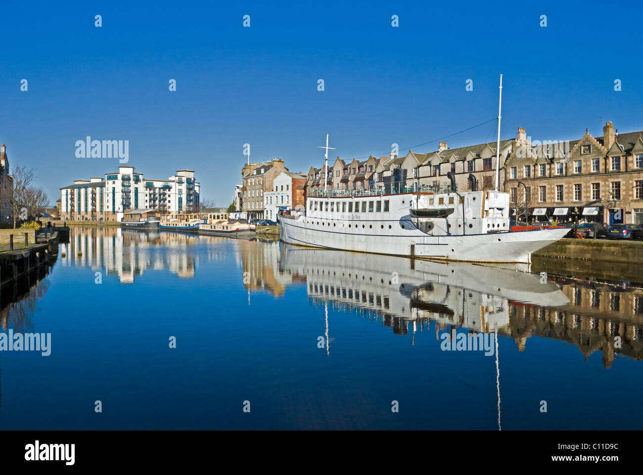 Ristorante de Niro navire (La Cruz) amarré à la rive dans Queens Dock de Leith Docks Edinburgh Scotland Banque D'Images