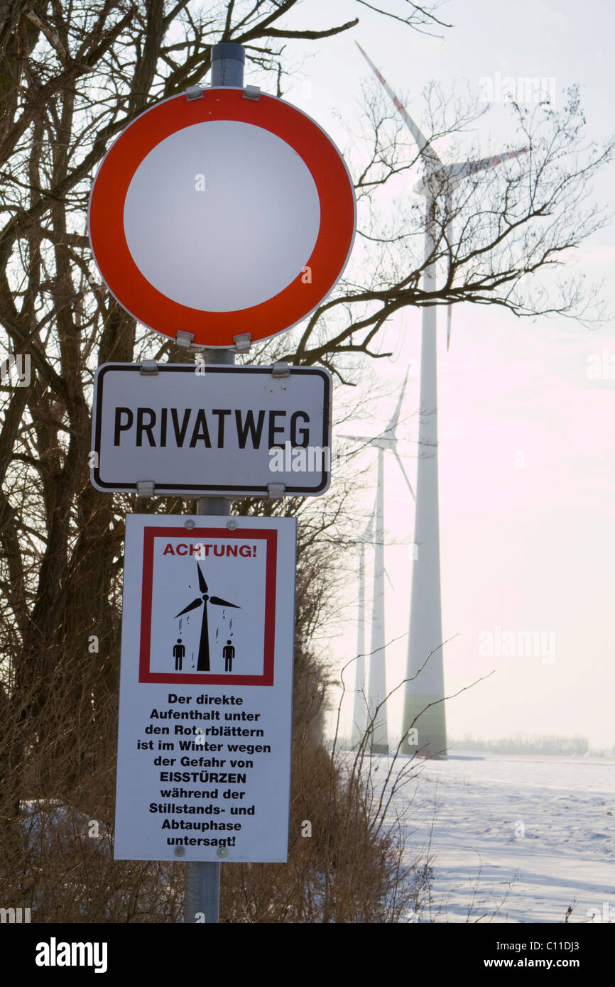 Inscription en allemand, l'attention, cascade à travers les éoliennes, Marchfeld, Basse Autriche, Autriche, Europe Banque D'Images