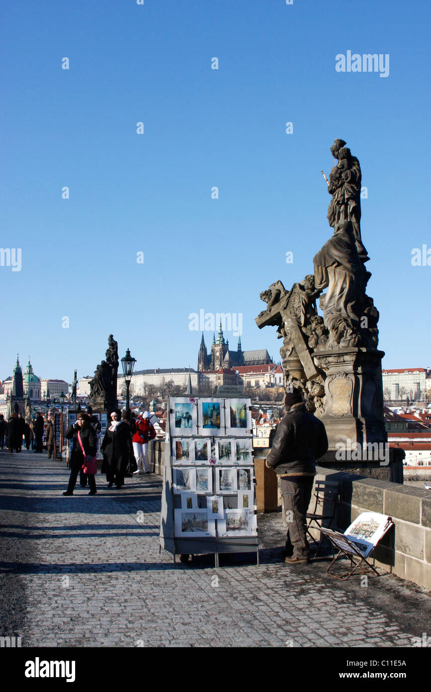 Un artiste qui offre ses photos de Prague pour les touristes le long du pont Charles à Prague, République tchèque. Banque D'Images