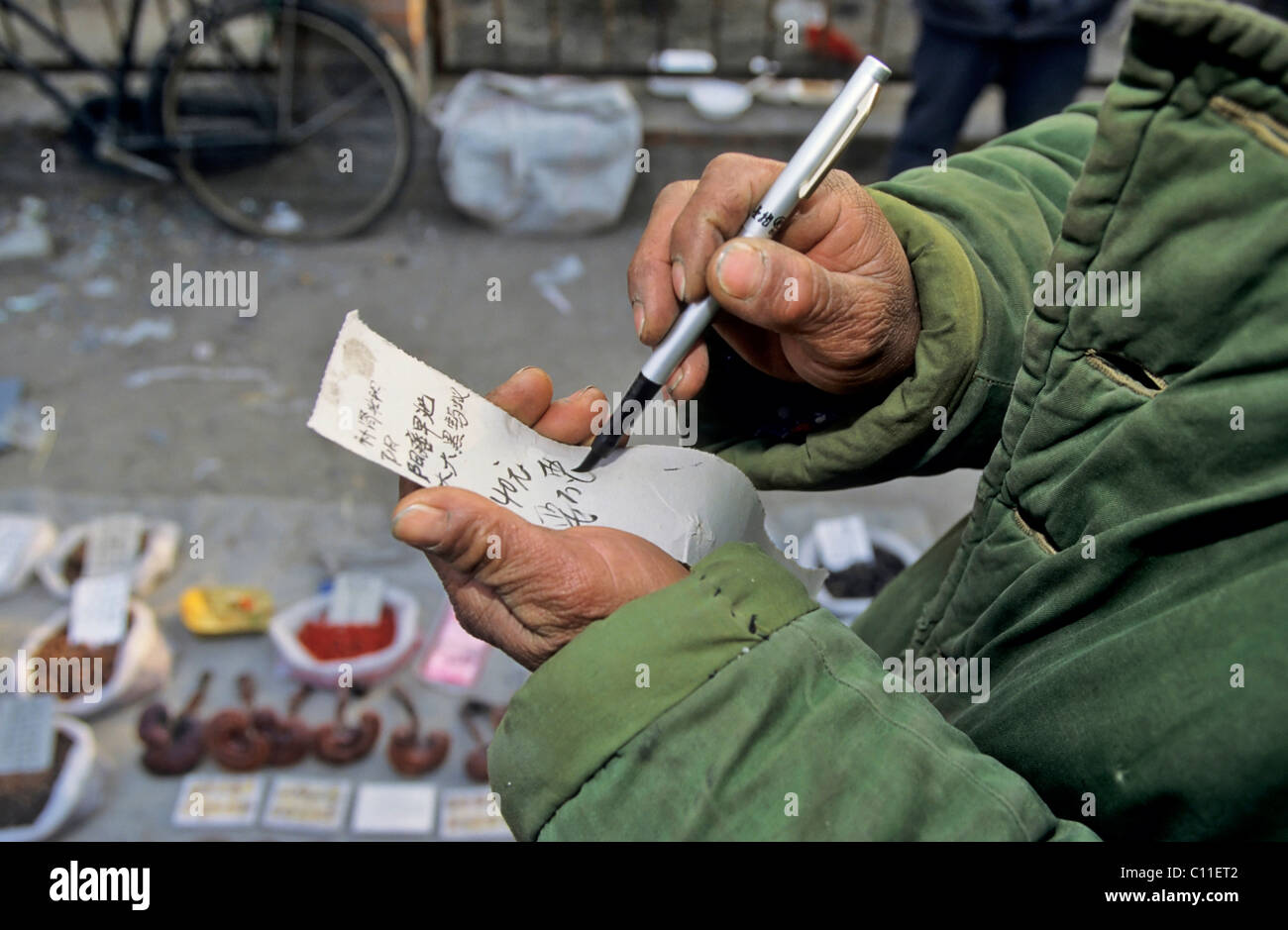 Homme avec une liste, marché à Beijing, China, Asia Banque D'Images