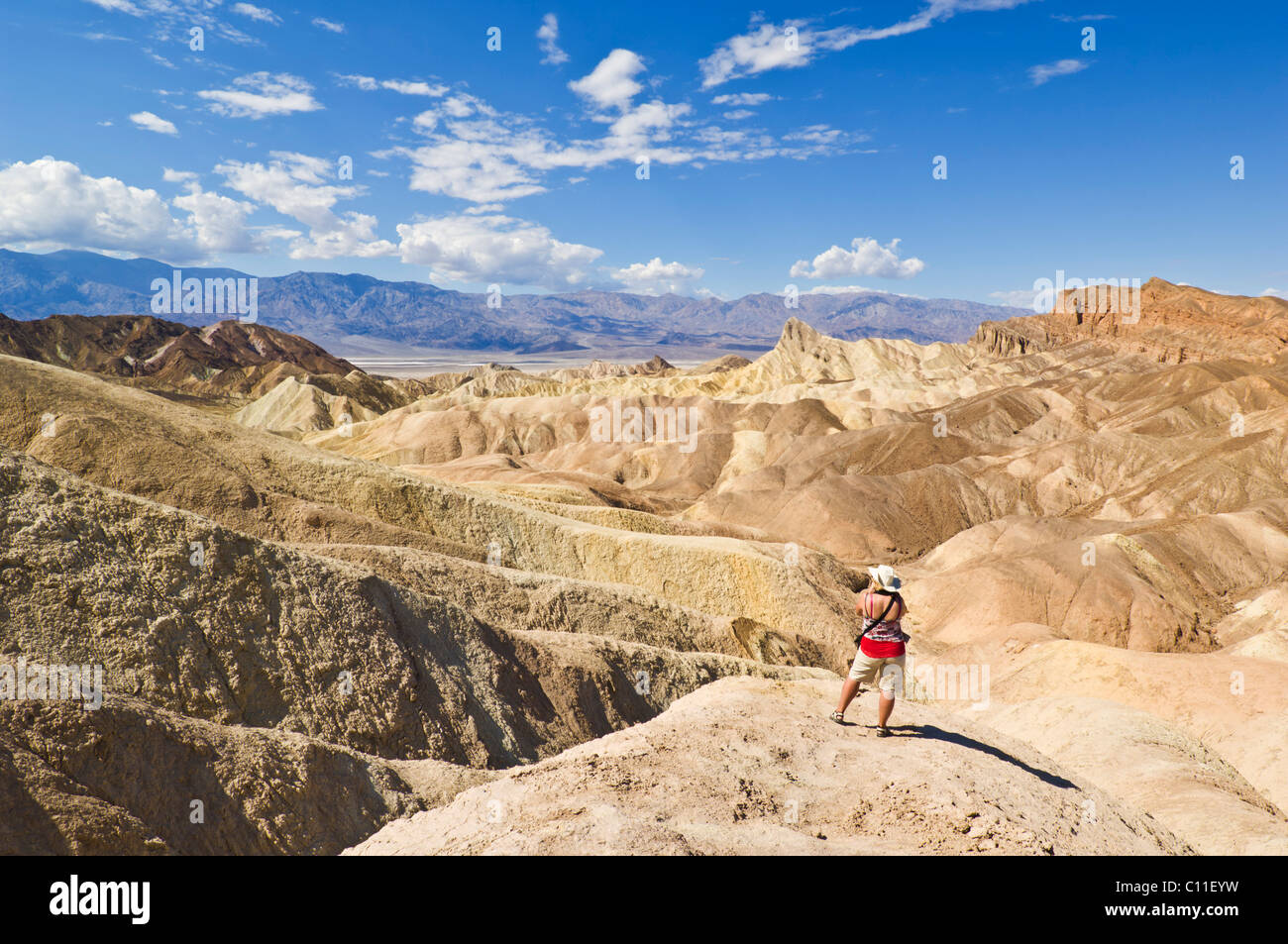Femme photographe photographiant Manly Beacon à contreforts érodés 'Death formations Valley National Park' California USA Banque D'Images