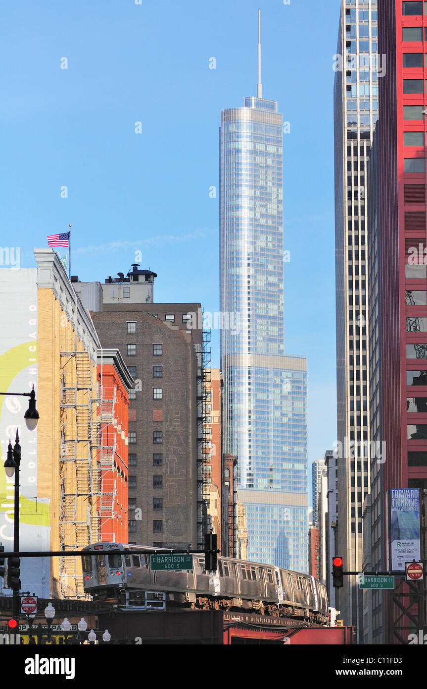 Un LTC en direction nord de la ligne orange du train surélevé tisse sa manière sur le Wabash Avenue 'L' pistes dans la boucle, Chicago, Illinois, USA. Banque D'Images