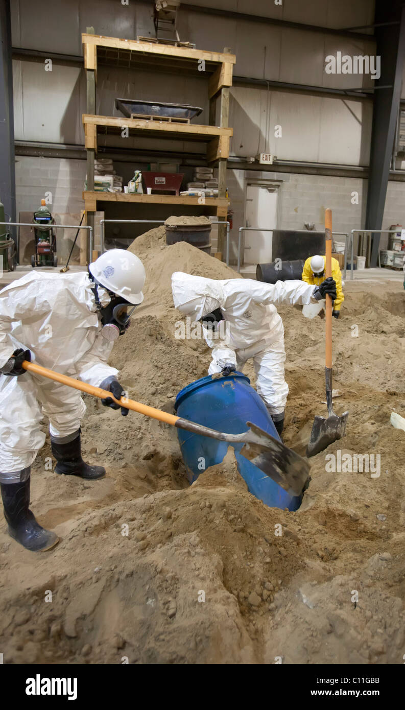 Les stagiaires apprennent Job Corps de nettoyage des déchets dangereux Banque D'Images