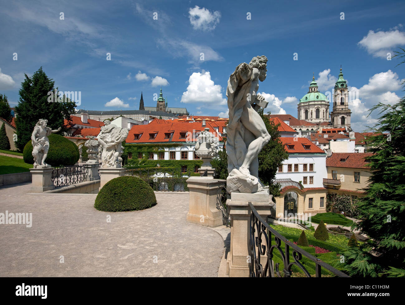 Prague - Une vue de jardin Vrtbovska à horizon de Prague Banque D'Images
