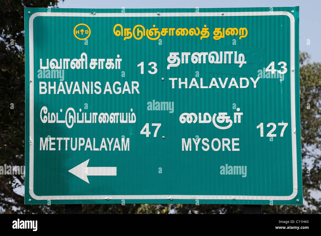 Des repères en tamoul et en anglais, Bannari, Tamil Nadu, Tamilnadu, Inde du Sud, Inde, Asie du Sud, Asie Banque D'Images