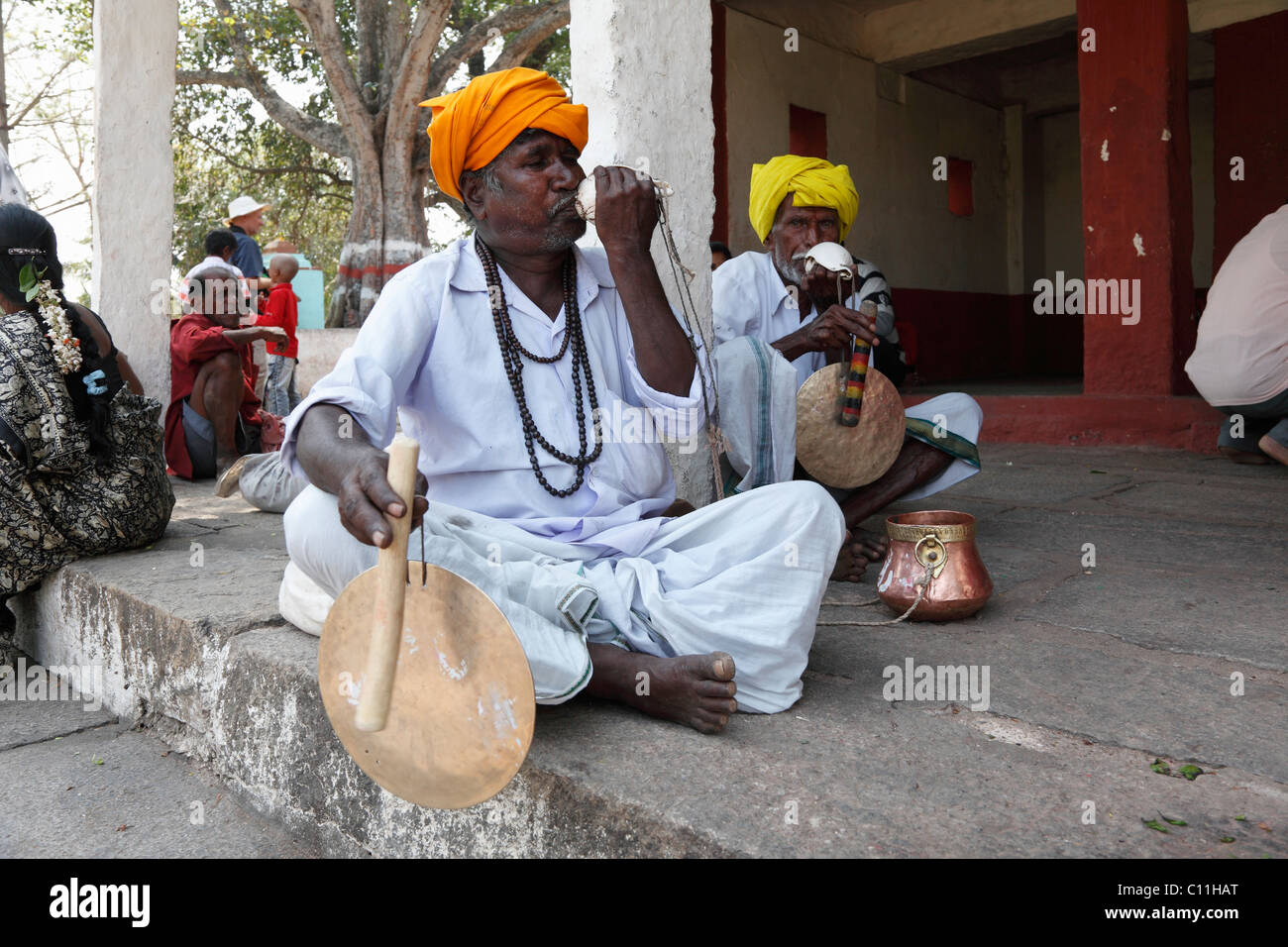 Soufflage indiens une conque et frappant un gong, Parashurama Temple, Nanjangud, Karnataka, Inde du Sud, Inde, Asie du Sud, Asie Banque D'Images