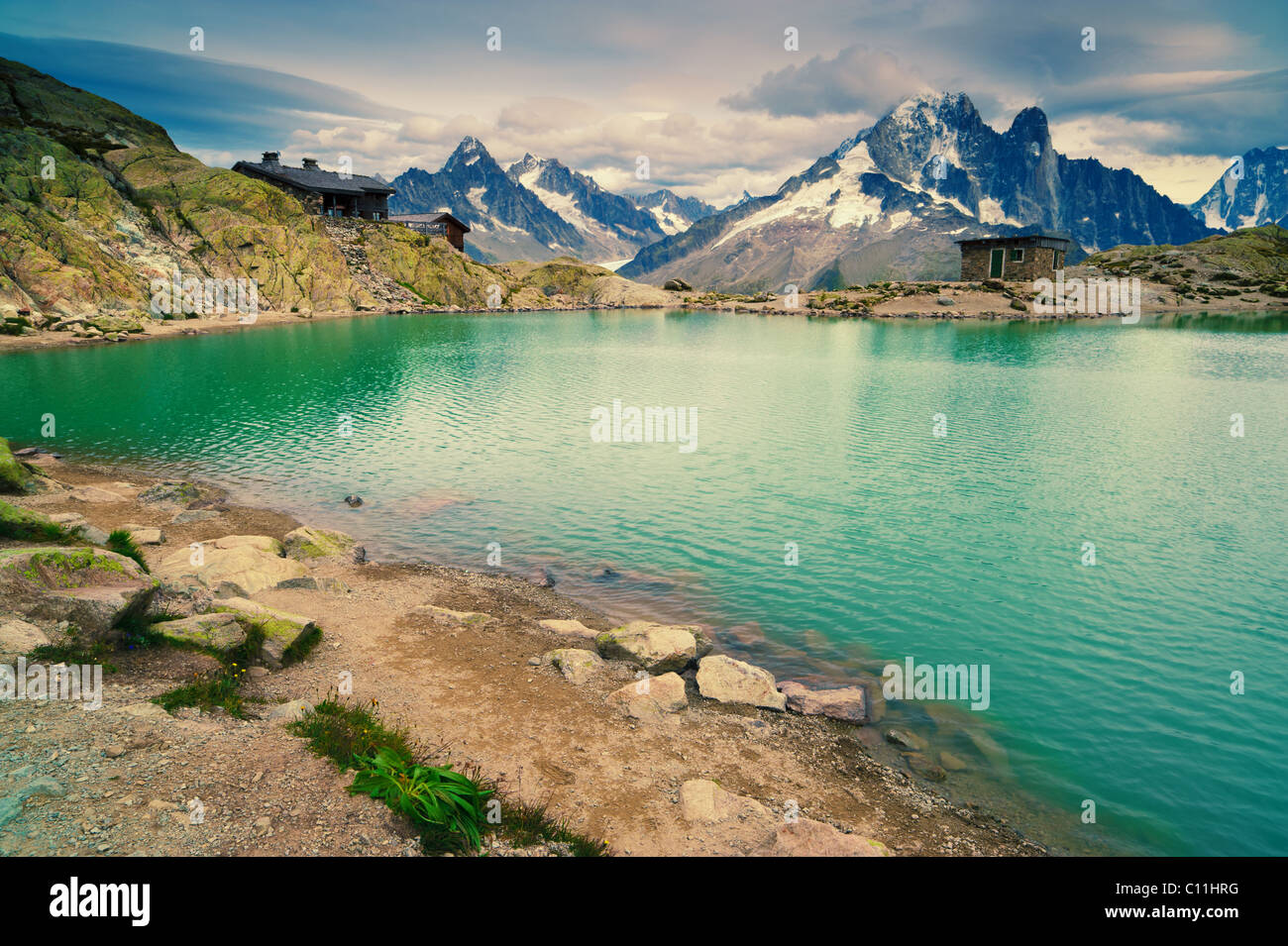 Lac de montagne. Lac Blanc, Chamonix, France. Destination touristique populaire dans les Alpes françaises. Banque D'Images