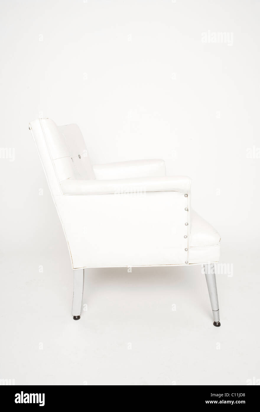 Une chaise blanche sur un fond blanc. Banque D'Images