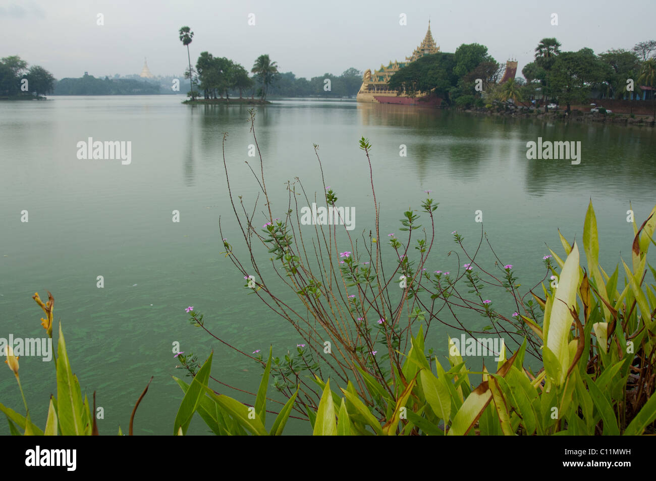 Myanmar (Birmanie), aka Yangon (Rangoon) aka. Le Lac Kandawgyi Royal & Karaweik Barge Royale. Banque D'Images