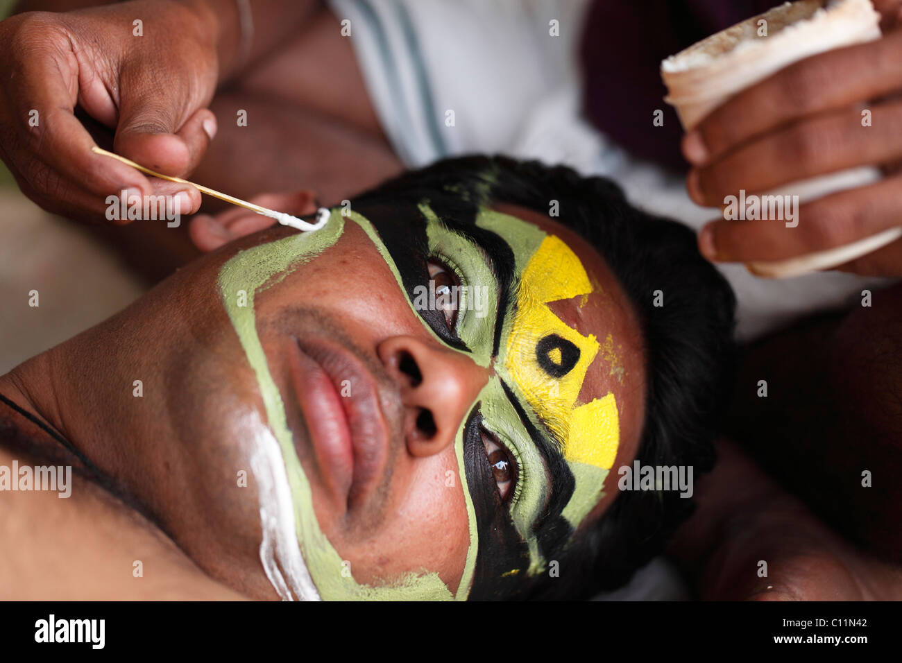 Danseuse de Kathakali se composent fait, caractère Pachcha, Kerala, Inde, Asie Banque D'Images