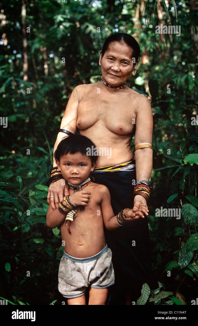 Sarawak, Bornéo, Malaisie Orientale. Les Penan Mère avec enfant Banque D'Images