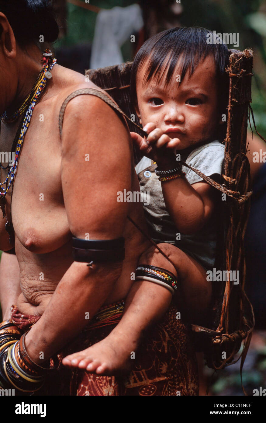 Sarawak, Bornéo, Malaisie Orientale. Les Penan Mère avec enfant Banque D'Images
