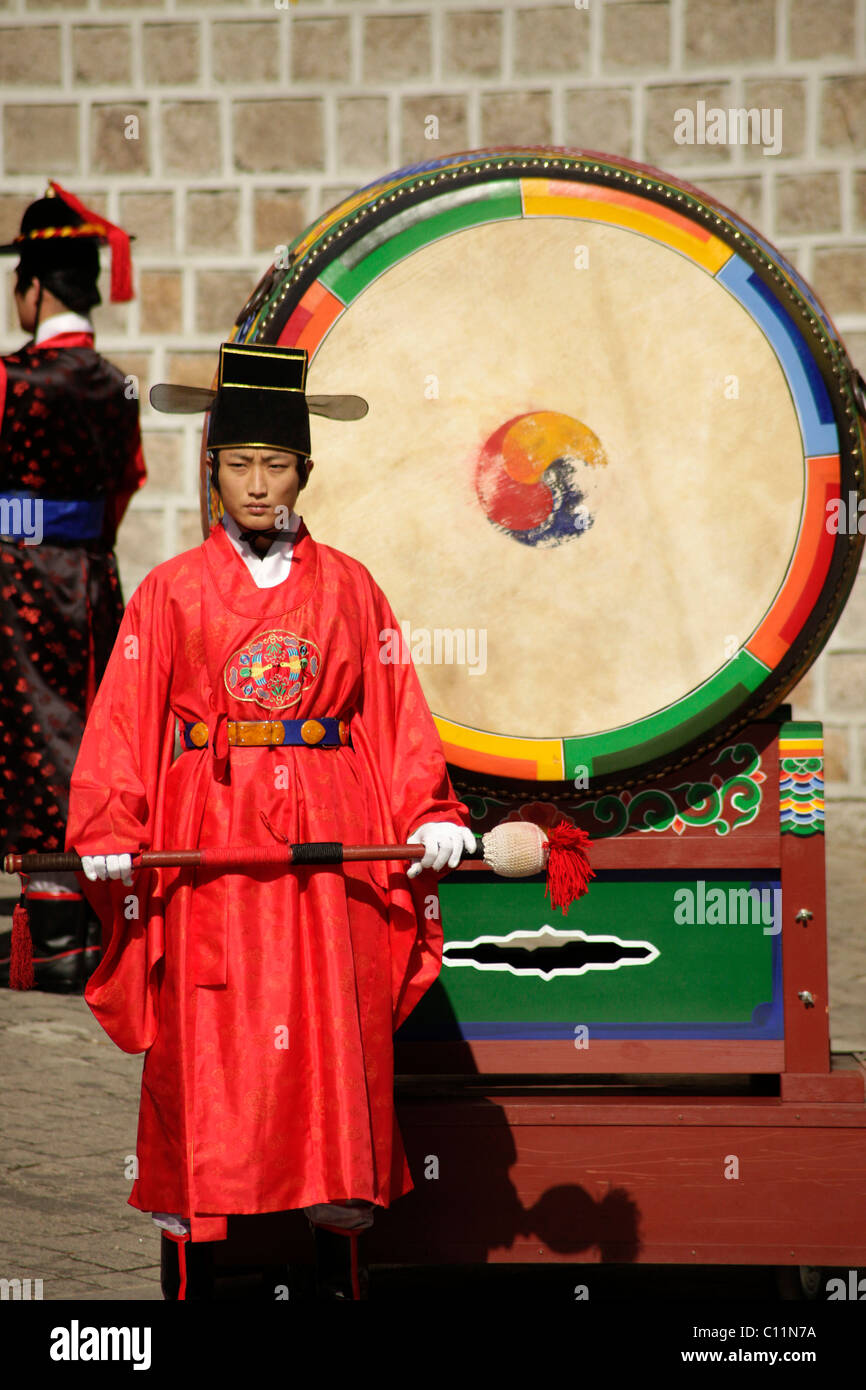 Grosse caisse à la cérémonie de la garde devant le palais royal, palais Deoksugung de longévité, dans la capitale coréenne Banque D'Images