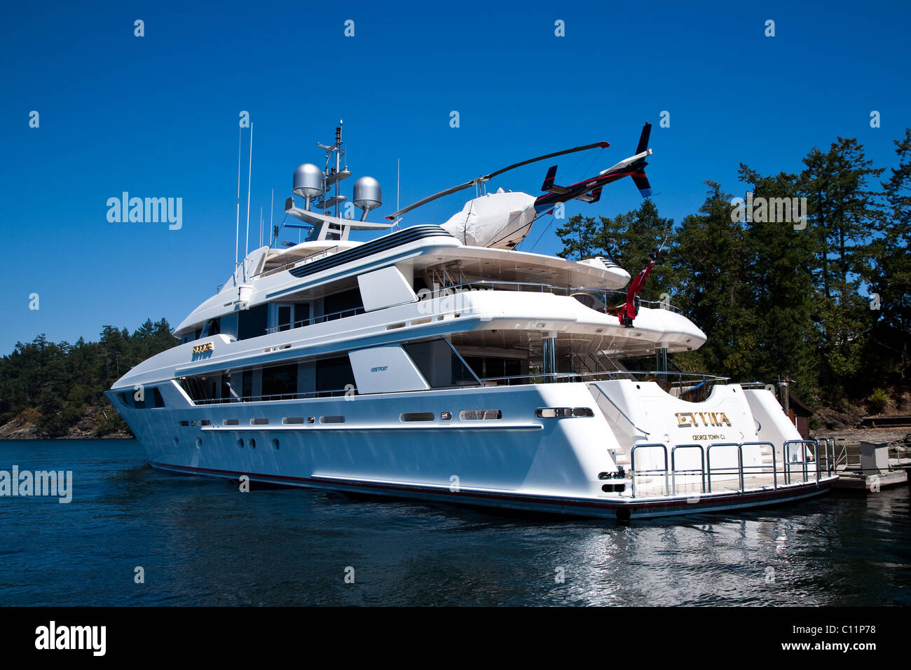 Mega YACHT accosté à une île privée dans la chaîne des îles du Golfe, l'île de Vancouver, Canada Banque D'Images