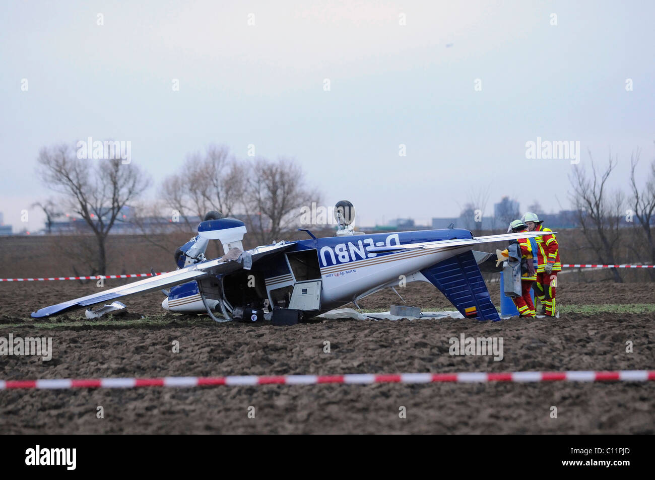 Piper PA 28 aéronefs sportifs après un atterrissage d'urgence dans un champ près de l'aéroport de Stuttgart, Filderstadt, Bade-Wurtemberg Banque D'Images