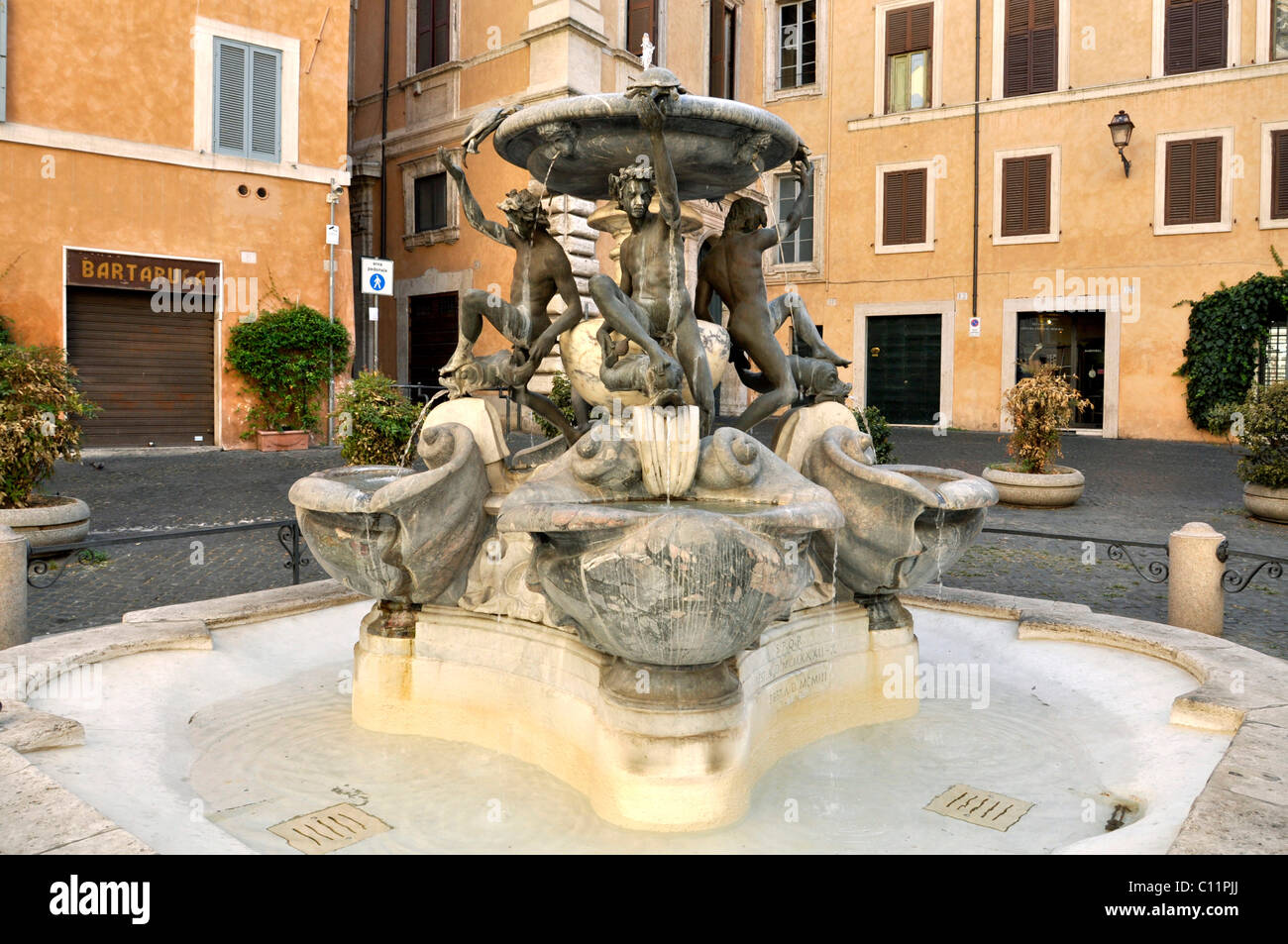 Statues, éphèbes Fontane delle Tartarughe, La Fontaine des tortues, Piazza Mattei square, le quartier juif, Rome, Latium, Italie Banque D'Images