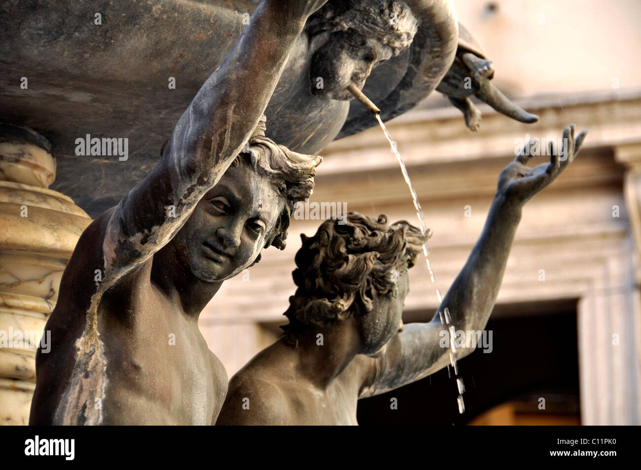 Statues, éphèbes Fontane delle Tartarughe, La Fontaine des tortues, Piazza Mattei square, le quartier juif, Rome, Latium, Italie Banque D'Images