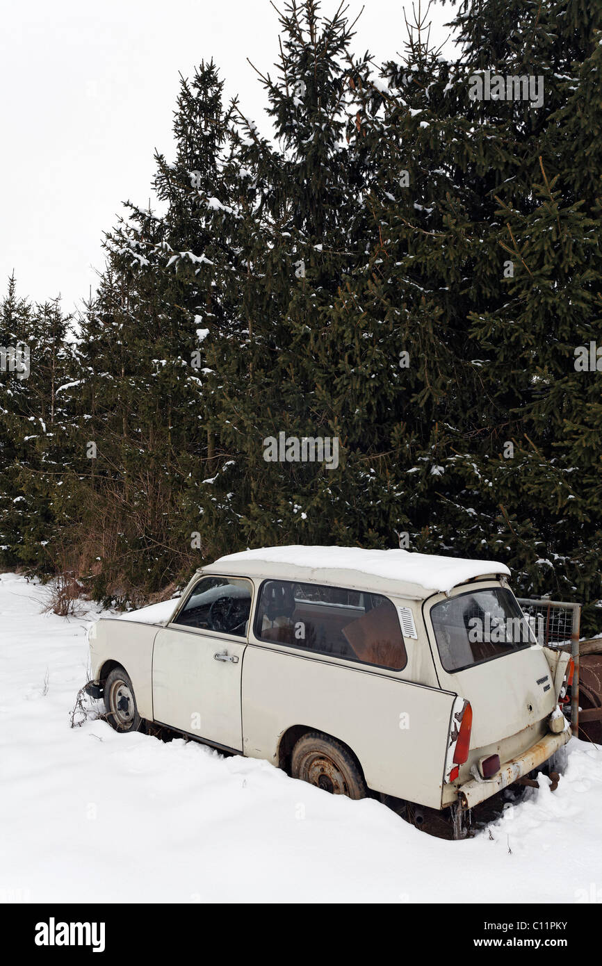 Trabant 600 jetés, garé dans la neige sous les sapins, Harz, Saxe-Anhalt, Allemagne, Europe Banque D'Images