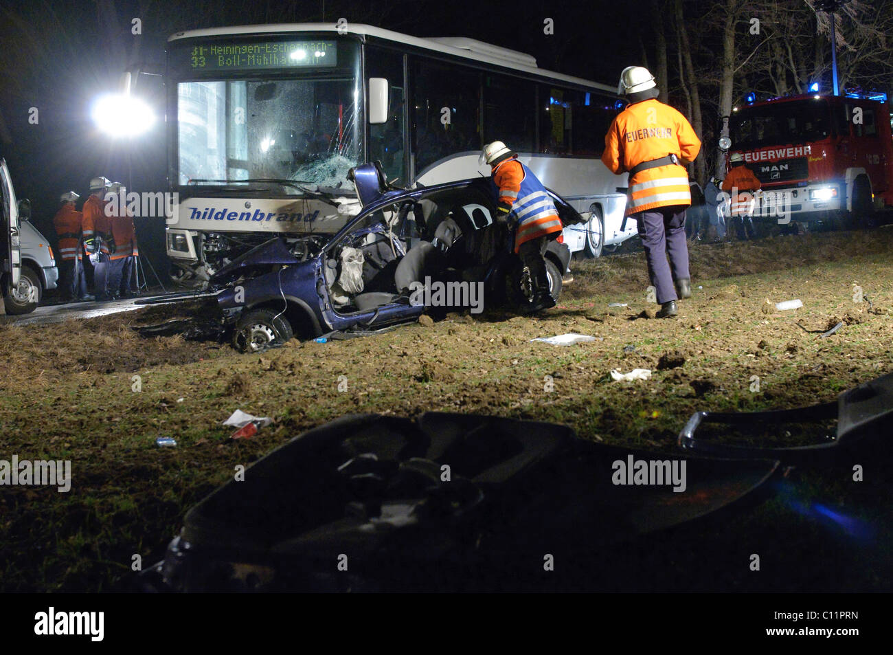 Opel Corsa une collision avec un bus sur le L 1217 country road beweet Heiningen et Gammelshausen, le 19-year-old conducteur et son Banque D'Images