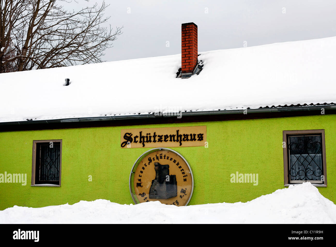 Clubhouse couverte de neige, peint dans un vert clair, Stecklenberg, Thale, dans le Nord de l'Harz, Saxe-Anhalt, Allemagne, Europe Banque D'Images