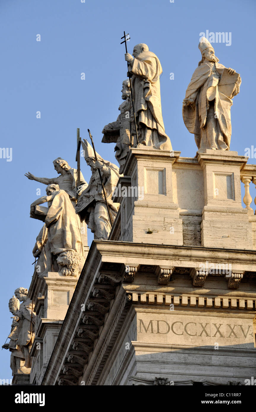 Des chiffres colossaux, docteurs de l'Eglise sur la façade de la Basilique San Giovanni in Laterano, Rome, Latium, Italie, Europe Banque D'Images