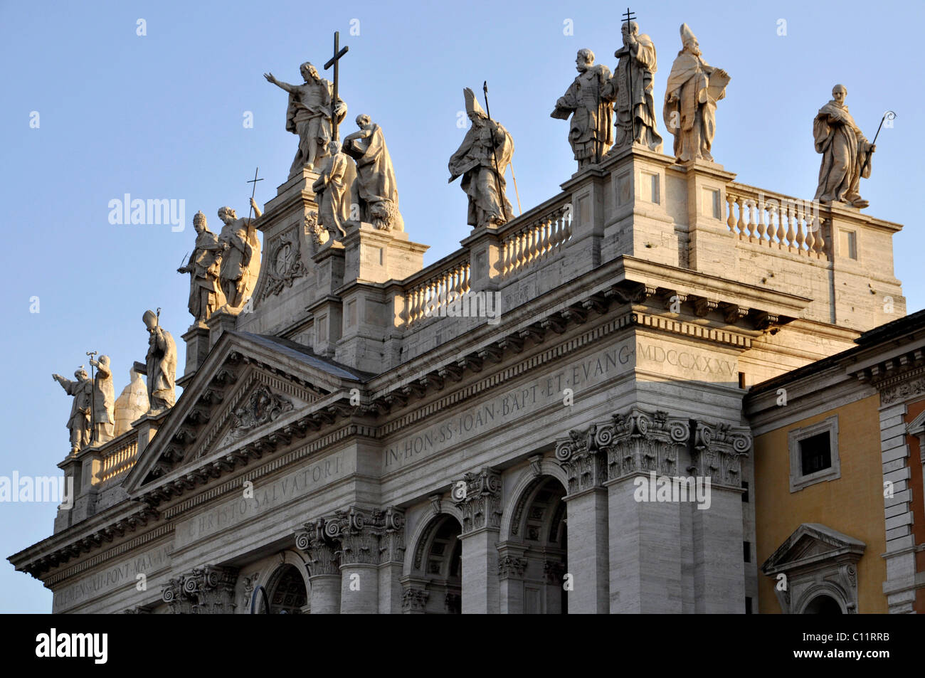 Des chiffres colossaux, des médecins de l'Église et Jésus sur la façade de la Basilique San Giovanni in Laterano, Rome, Latium, Italie Banque D'Images