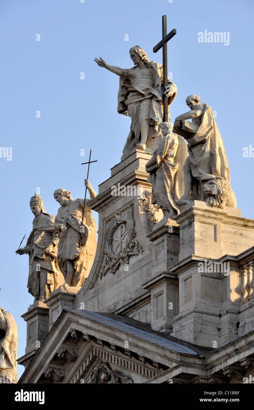 Des chiffres colossaux, Jésus avec Jean le Baptiste et Jean l'Évangéliste, sur la façade de la Basilique San Giovanni in Laterano Banque D'Images