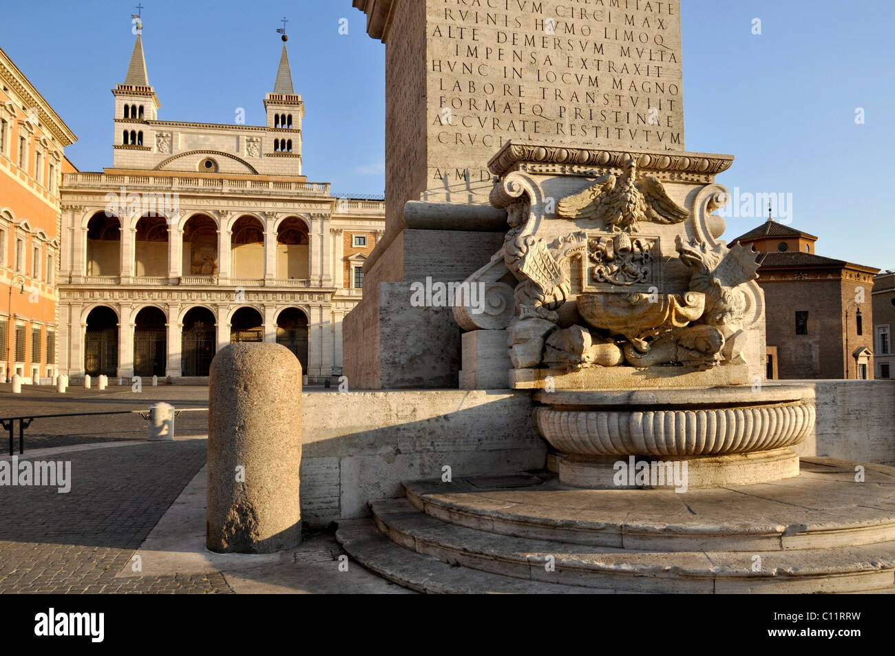 Façade latérale Loggia delle Benedizioni, fontaine à l'Obélisque, baptistère, Basilique San Giovanni in Laterano, Rome, Latium, Italie Banque D'Images