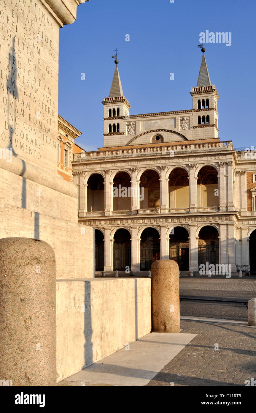 Façade latérale Loggia delle Benedizioni, fontaine à l'Obélisque, baptistère, Basilique San Giovanni in Laterano, Rome, Latium, Italie Banque D'Images