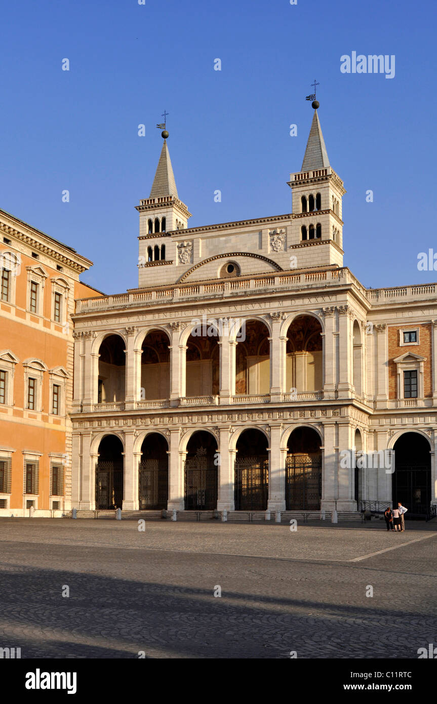 Façade latérale Loggia delle Benedizioni, fontaine à l'Obélisque, baptistère, Basilique San Giovanni in Laterano, Rome, Latium, Italie Banque D'Images
