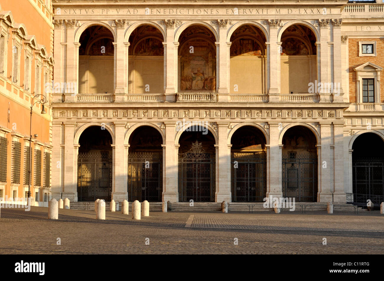 Façade latérale Loggia delle Benedizioni, fontaine à l'Obélisque, baptistère, Basilique San Giovanni in Laterano, Rome, Latium, Italie Banque D'Images