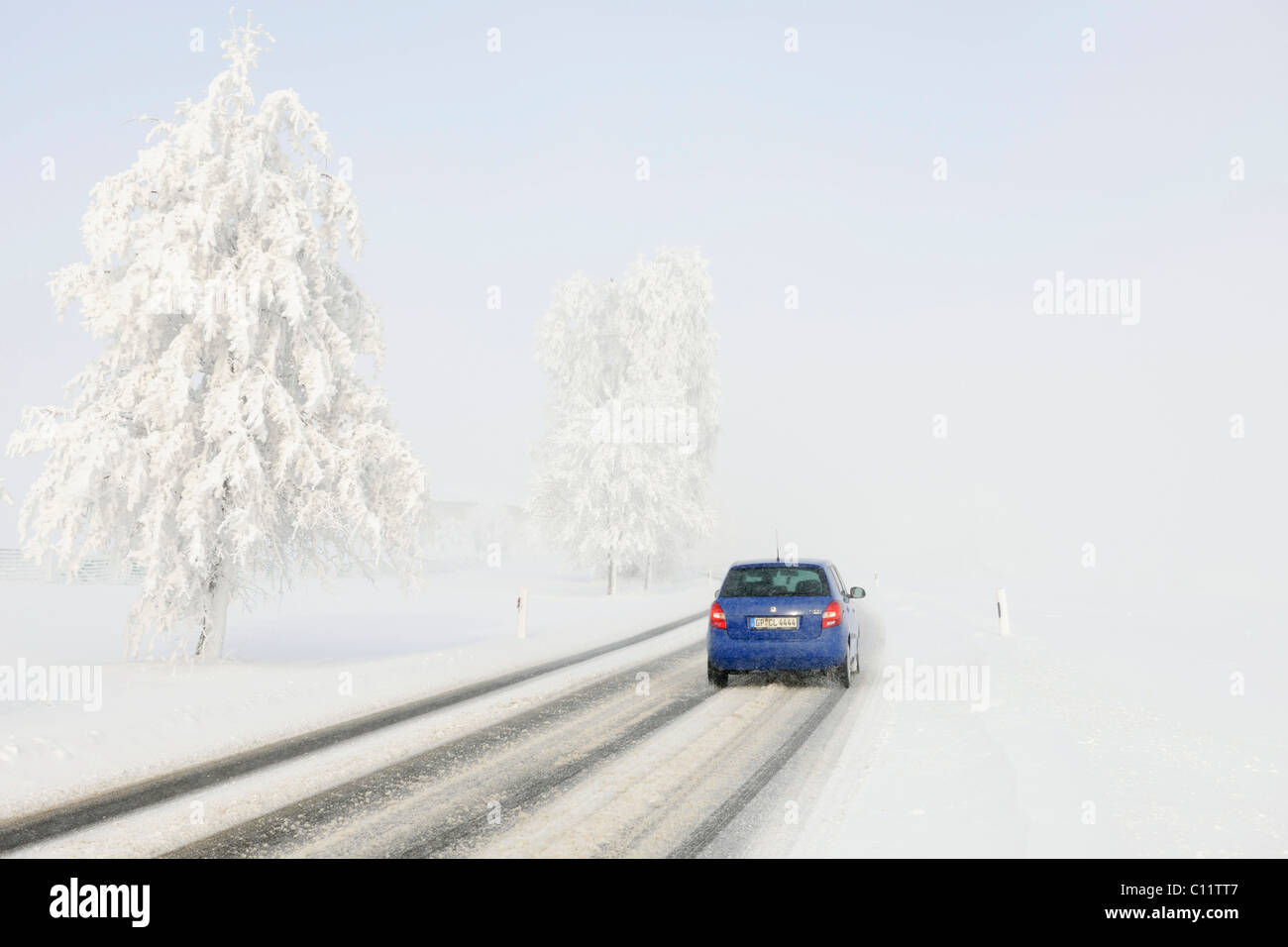 Trafic routier en hiver, Jura souabe, Bade-Wurtemberg, Allemagne, Europe Banque D'Images