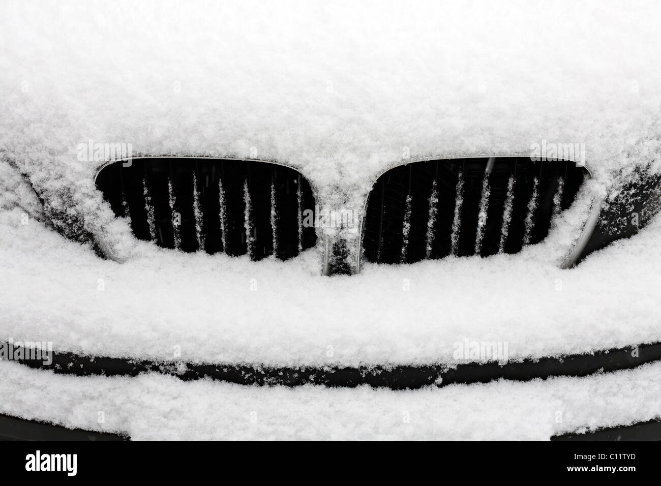 D'un radiateur BMW couverte de neige Banque D'Images