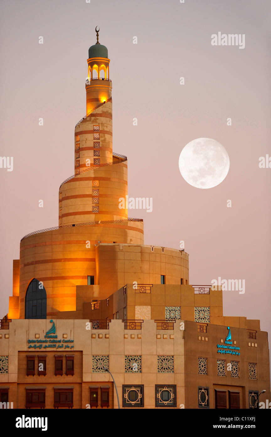 L'humeur du soir, spirale Fanar Tower, Centre culturel islamique du Qatar, lune, Doha, Qatar, du golfe Persique, au Moyen-Orient, en Asie Banque D'Images