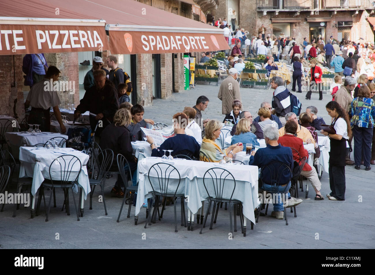 Street café, pizzeria, Piazza del Campo, Sienne, Toscane, Italie, Europe Banque D'Images